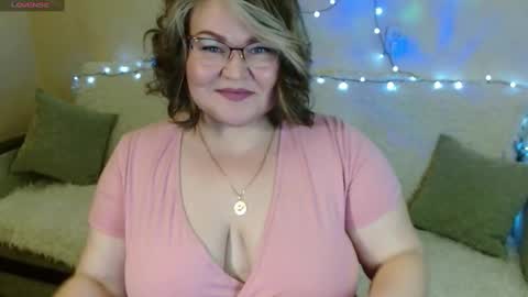 Snapshot of vivien__wet chatting on February 4, 2025, 8:06 pm Vivien online show from February 4, 2025, 8:06 pm