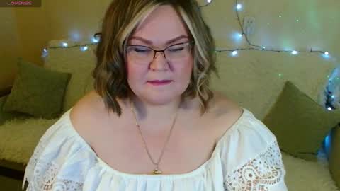 Snapshot of vivien__wet chatting on February 5, 2025, 8:46 pm Vivien online show from February 5, 2025, 8:46 pm
