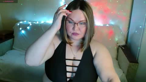 Snapshot of vivien__wet chatting on March 2, 2025, 8:29 pm Vivien online show from March 2, 2025, 8:29 pm
