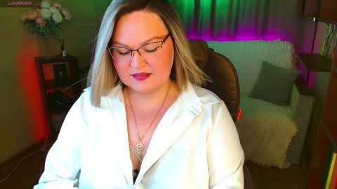 Snapshot of vivien__wet chatting on November 22, 2025, 4:06 pm Vivien online show from November 22, 2025, 4:06 pm