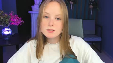 Snapshot of vivienleeigh chatting on December 18, 2024, 4:28 pm Vivien online show from December 18, 2024, 4:28 pm