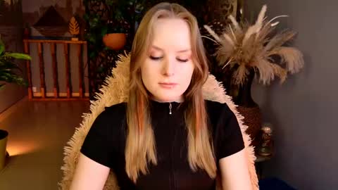 Snapshot of vivienleeigh chatting on May 15, 2026, 5:47 am Vivien online show from May 15, 2026, 5:47 am
