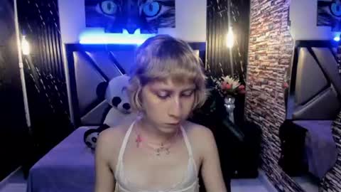 Snapshot of vivienne_hadid chatting on July 5, 2026, 8:05 pm vivienne hadid online show from July 5, 2026, 8:05 pm