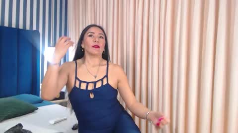 Snapshot of viviennerosette chatting on November 18, 2025, 1:04 pm Vivian online show from November 18, 2025, 1:04 pm