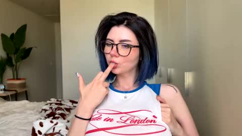Polly  Online mostly at 9pm-2am UK Time online show from June 5, 2026, 5:40 pm