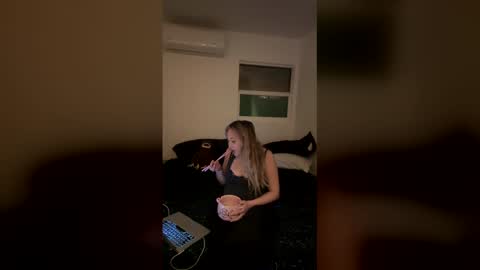 Snapshot of vonbombon chatting on December 15, 2025, 2:05 am vonbombon online show from December 15, 2025, 2:05 am