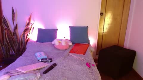 kitty SUPORT ME AND MY BABY SINGLE MOMY online show from September 23, 2025, 6:05 am