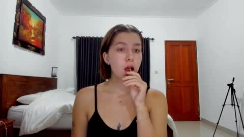 Snapshot of warm_june chatting on February 11, 2025, 9:25 pm June online show from February 11, 2025, 9:25 pm