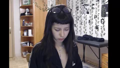 Mina online show from November 21, 2025, 5:44 pm