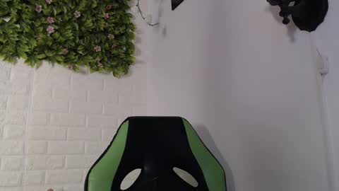 Snapshot of we_n_you chatting on January 20, 2025, 5:37 pm Trixie 3 online show from January 20, 2025, 5:37 pm