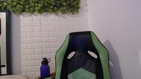 Snapshot of we_n_you chatting on January 31, 2025, 7:40 pm Trixie 3 online show from January 31, 2025, 7:40 pm