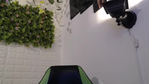 Snapshot of we_n_you chatting on February 12, 2025, 5:37 pm Trixie 3 online show from February 12, 2025, 5:37 pm