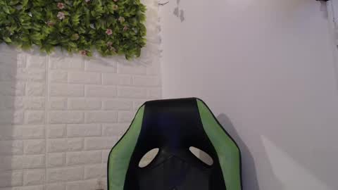 Snapshot of we_n_you chatting on February 13, 2025, 4:39 pm Trixie 3 online show from February 13, 2025, 4:39 pm