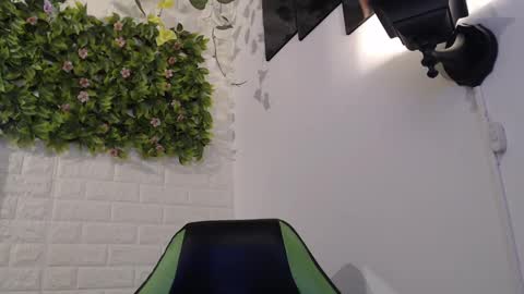 Snapshot of we_n_you chatting on February 13, 2025, 7:42 pm Trixie 3 online show from February 13, 2025, 7:42 pm