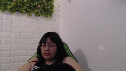 Snapshot of we_n_you chatting on February 14, 2025, 2:12 pm Trixie 3 online show from February 14, 2025, 2:12 pm