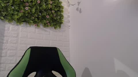 Snapshot of we_n_you chatting on February 14, 2025, 5:14 pm Trixie 3 online show from February 14, 2025, 5:14 pm