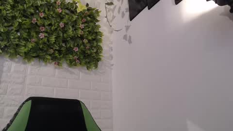 Snapshot of we_n_you chatting on February 14, 2025, 11:20 pm Trixie 3 online show from February 14, 2025, 11:20 pm