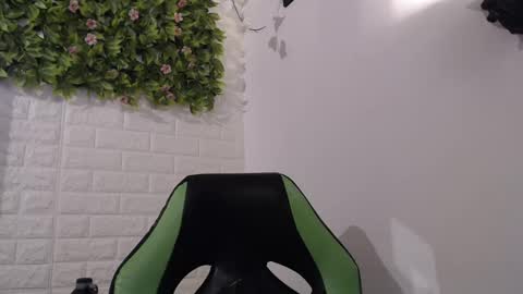 Snapshot of we_n_you chatting on February 15, 2025, 3:17 pm Trixie 3 online show from February 15, 2025, 3:17 pm