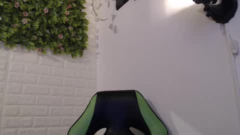 Snapshot of we_n_you chatting on February 22, 2025, 8:09 pm Trixie 3 online show from February 22, 2025, 8:09 pm