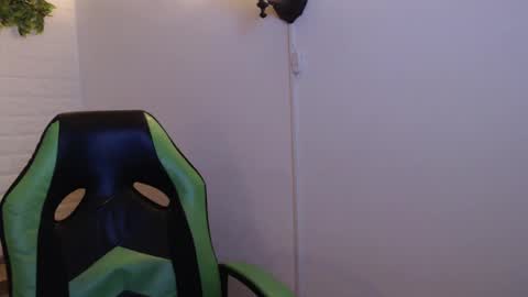 Snapshot of we_n_you chatting on March 1, 2025, 12:34 pm Trixie 3 online show from March 1, 2025, 12:34 pm