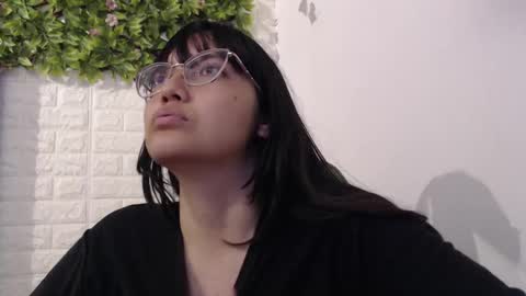 Snapshot of we_n_you chatting on March 7, 2025, 1:29 pm Trixie 3 online show from March 7, 2025, 1:29 pm