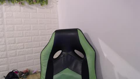 Snapshot of we_n_you chatting on March 10, 2025, 6:12 pm Trixie 3 online show from March 10, 2025, 6:12 pm