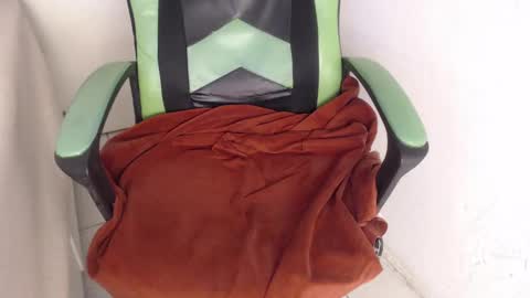 Snapshot of we_n_you chatting on October 1, 2025, 1:11 am Trixie 3 online show from October 1, 2025, 1:11 am