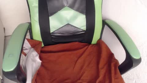 Snapshot of we_n_you chatting on October 17, 2025, 2:19 pm Trixie 3 online show from October 17, 2025, 2:19 pm