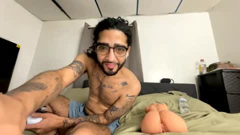 Snapshot of webthrow chatting on October 24, 2025, 8:11 am ShootingWebs online show from October 24, 2025, 8:11 am