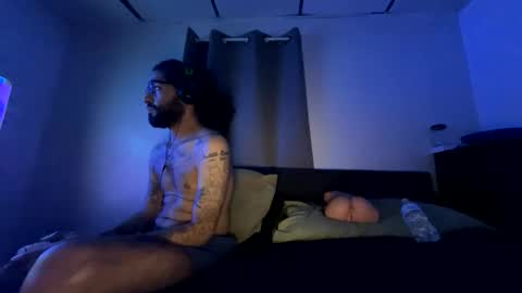 Snapshot of webthrow chatting on November 14, 2025, 8:35 am ShootingWebs online show from November 14, 2025, 8:35 am