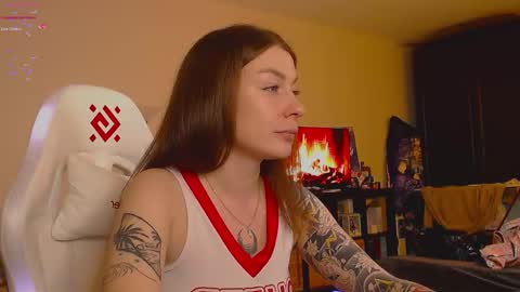 Snapshot of weed_princesss chatting on November 8, 2025, 3:56 pm moon online show from November 8, 2025, 3:56 pm