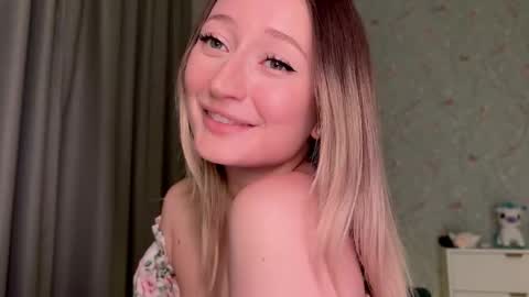 Snapshot of wendy_amber chatting on November 12, 2025, 5:13 pm Daisy online show from November 12, 2025, 5:13 pm