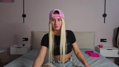 Snapshot of whiteflower_x0 chatting on May 20, 2026, 8:09 am ASK ME online show from May 20, 2026, 8:09 am