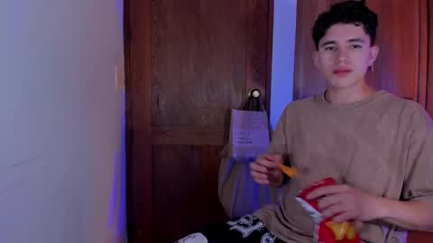 Snapshot of whos_he chatting on December 21, 2025, 8:16 pm whos_he online show from December 21, 2025, 8:16 pm