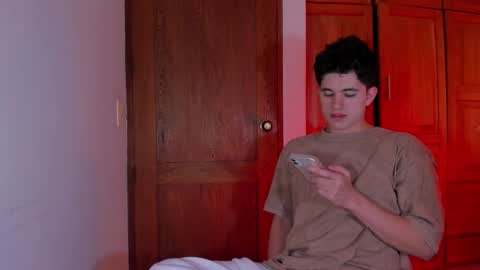 Snapshot of whos_he chatting on January 6, 2026, 7:39 pm whos_he online show from January 6, 2026, 7:39 pm