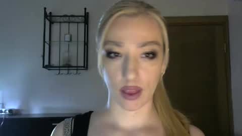 Snapshot of wild_silk_desire chatting on January 22, 2025, 8:07 am Alina online show from January 22, 2025, 8:07 am