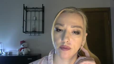 Snapshot of wild_silk_desire chatting on February 3, 2025, 11:42 am Alina online show from February 3, 2025, 11:42 am