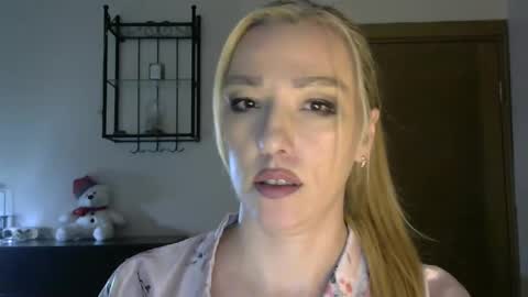 Snapshot of wild_silk_desire chatting on February 8, 2025, 2:27 pm Alina online show from February 8, 2025, 2:27 pm