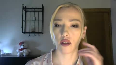 Snapshot of wild_silk_desire chatting on February 15, 2025, 8:22 am Alina online show from February 15, 2025, 8:22 am