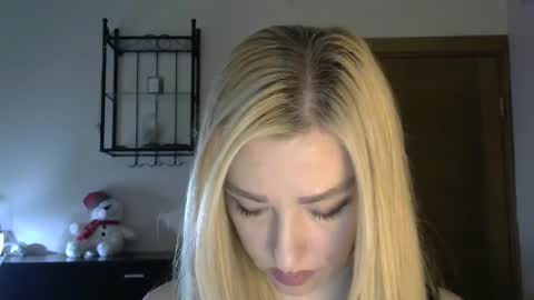 Snapshot of wild_silk_desire chatting on February 19, 2025, 8:22 am Alina online show from February 19, 2025, 8:22 am