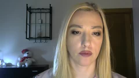 Snapshot of wild_silk_desire chatting on February 19, 2025, 11:28 am Alina online show from February 19, 2025, 11:28 am