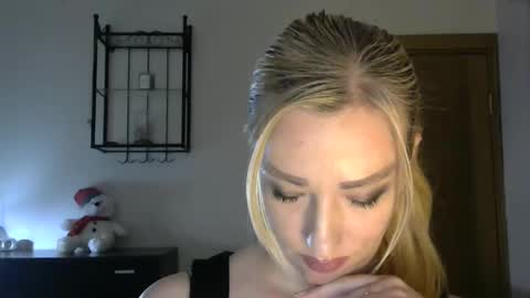 Snapshot of wild_silk_desire chatting on February 21, 2025, 12:50 pm Alina online show from February 21, 2025, 12:50 pm