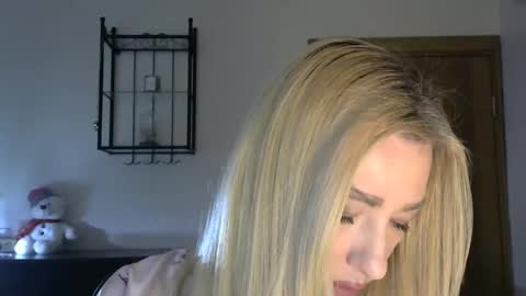 Snapshot of wild_silk_desire chatting on February 27, 2025, 8:28 am Alina online show from February 27, 2025, 8:28 am