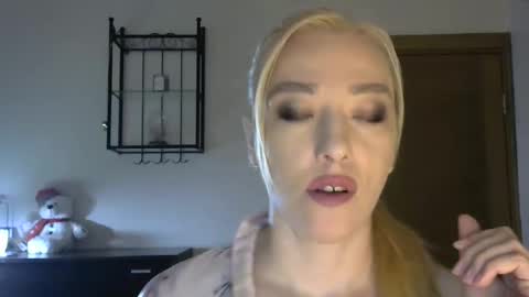 Snapshot of wild_silk_desire chatting on March 8, 2025, 8:22 am Alina online show from March 8, 2025, 8:22 am