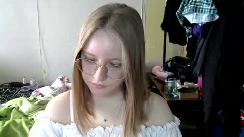 Snapshot of willenasow chatting on July 9, 2026, 5:44 am Olivia online show from July 9, 2026, 5:44 am