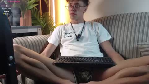 Snapshot of william_henry_a chatting on June 25, 2026, 10:03 pm William online show from June 25, 2026, 10:03 pm