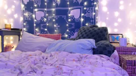 Snapshot of wingardiumleveveosa chatting on December 5, 2024, 5:59 am Eevie online show from December 5, 2024, 5:59 am