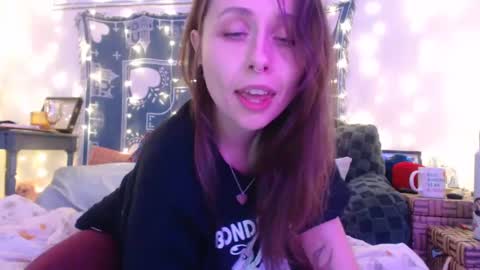 Snapshot of wingardiumleveveosa chatting on December 9, 2024, 5:51 am Eevie online show from December 9, 2024, 5:51 am