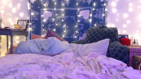 Snapshot of wingardiumleveveosa chatting on December 10, 2024, 2:16 am Eevie online show from December 10, 2024, 2:16 am