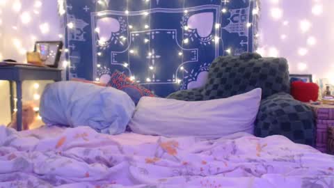 Snapshot of wingardiumleveveosa chatting on December 12, 2024, 3:43 am Eevie online show from December 12, 2024, 3:43 am